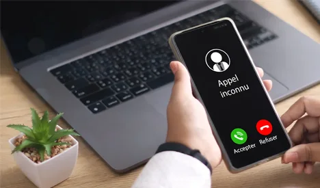Ecran de téléphone affichant un appel inconnu